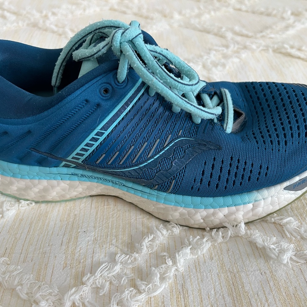 Saucony Triumph 17 Running Athletic Shoes, Breathable Mesh, Cushioned Sole, Used